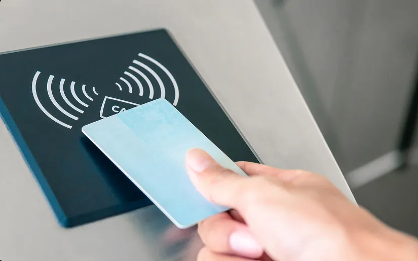 Karta zbliżeniowa przyłożona do czytnika RFID